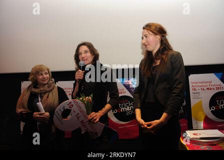 Bildnummer : 55020547 Datum : 13.03.2011 Copyright : imago/Xinhua (110313) -- VIENNE, 13 mars 2011 (Xinhua) -- l’animatrice tchèque Michaela Müller (C) remporte une bourse de 3 mois pour vivre et travailler à MQ dans le cadre du programme Artist-in-Residence du Museum quartier Vienna avec son travail Miramare au TRICKY WOMEN 2011 International animation Festival à Vienne, Autriche, le 13 mars 2011. 41 animations en provenance d’Autriche et d’autres pays ont participé au concours et 10 animations chinoises réalisées par des étudiants ont été présentées au festival qui s’est tenu du 10 au 14 mars 2011. (Xinhua/Xu Liang) AUTRICHE-VIENNE-I. Banque D'Images