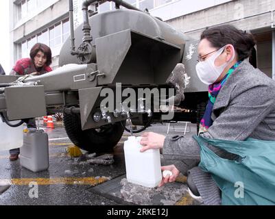 Bildnummer : 55031667 Datum : 16.03.2011 Copyright : imago/Xinhua (110316) -- OFUNATO, 16 mars 2011 (Xinhua) -- les résidents remplissent des bouteilles d'eau des robinets des forces d'autodéfense de la ville d'Ofunato frappée par un tremblement de terre et un tsunami, préfecture d'Iwate dans l'est du Japon, 16 mars 2011. L'Agence de police nationale a déclaré que le séisme catastrophique de vendredi dernier et le tsunami qui a suivi ont fait 3 676 morts et 7 558 autres disparus au Japon à 08:00 heures mercredi (2300 heures GMT mardi). (Xinhua/Chen Jianli) (msq) JAPAN-QUAKE-AFTERMATH PUBLICATIONxNOTxINxCHN Gesellschaft Naturkatastrophe Erdbeben tsunami premi Banque D'Images