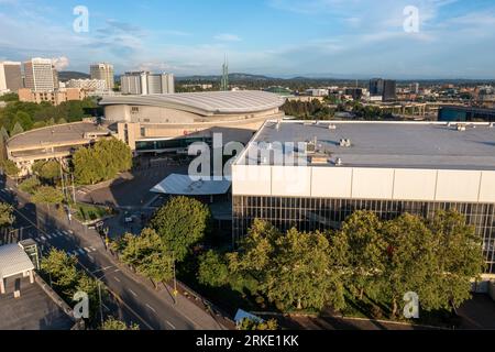 Une vue aérienne du côté est de Portland du centre-ville de la rivière Willamette par une journée ensoleillée Banque D'Images