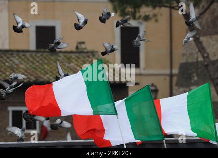 Bildnummer : 55038442 Datum : 17.03.2011 Copyright : imago/Xinhua (110317) -- ROME, 17 mars 2011 (Xinhua) -- des pigeons volent au-dessus des drapeaux nationaux italiens sur l'avenue des Forums impériaux à Rome, le 17 mars 2011. Une célébration a eu lieu jeudi à Rome pour marquer le 150e anniversaire de l unification de l Italie. (Xinhua/Wang Qingqin) ITALIE-ROME-UNIFICATION-CÉLÉBRATION PUBLICATIONxNOTxINxCHN Gesellschaft Politik 150 Jahrestag der Einigung Einheit ITA Geburtstag Staatsgründung Vereinigung Premiumd kbdig xub 2011 quer Highlight o0 Fahne Nationalfahne Bildnummer 55038442 Date 17 03 2011 Copyright I Banque D'Images