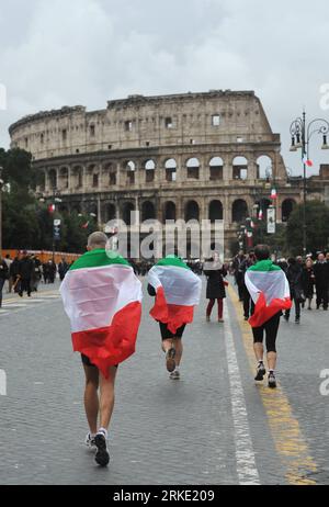 Bildnummer : 55038441 Datum : 17.03.2011 Copyright : imago/Xinhua (110317) -- ROME, 17 mars 2011 (Xinhua) -- les Italiens courent avec les drapeaux nationaux le long de l'avenue des Forums impériaux à Rome, le 17 mars 2011. Une célébration a eu lieu jeudi à Rome pour marquer le 150e anniversaire de l unification de l Italie. (Xinhua/Wang Qingqin) ITALIE-ROME-UNIFICATION-CÉLÉBRATION PUBLICATIONxNOTxINxCHN Gesellschaft Politik 150 Jahrestag der Einigung Einheit ITA Geburtstag Staatsgründung Vereinigung Premiumd kbdig xub 2011 hoch Highlight o0 Fahne Nationalfahne Kolosseum Bildnummer 55038441 Date 17 03 2011 Copyright Banque D'Images