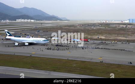 Bildnummer : 55038459 Datum : 17.03.2011 Copyright : imago/Xinhua (110317) -- HONG KONG, 17 mars 2011 (Xinhua) -- Un Boeing 737 est vu tiré par des participants à l'aéroport international de Hong Kong dans le sud de la Chine à Hong Kong, le 17 mars 2011. L'événement Aircraft pull fait partie d'une série d'événements célébrant le 100e anniversaire du développement de l'aviation à Hong Kong. En 1911, Charles Van den Born, un aviateur pionnier de Belgique, arrive à Hong Kong avec trois biplans Henry Farman. Il a volé de la plage de Sha Tin le 18 mars 1911, marquant le premier vol motorisé jamais effectué à Hong Banque D'Images