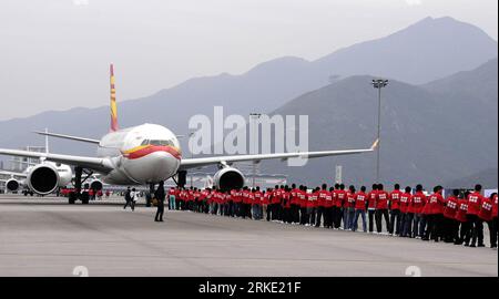 Bildnummer : 55038460 Datum : 17.03.2011 Copyright : imago/Xinhua (110317) -- HONG KONG, 17 mars 2011 (Xinhua) -- les participants se réunissent pour tirer un avion Airbus A330 à l'aéroport international de Hong Kong dans le sud de la Chine à Hong Kong, le 17 mars 2011. L'événement Aircraft pull fait partie d'une série d'événements célébrant le 100e anniversaire du développement de l'aviation à Hong Kong. En 1911, Charles Van den Born, un aviateur pionnier de Belgique, arrive à Hong Kong avec trois biplans Henry Farman. Il a volé de la plage de Sha Tin le 18 mars 1911, marquant le premier vol motorisé jamais effectué à Hon Banque D'Images
