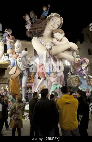 Bildnummer : 55043876 Datum : 17.03.2011 Copyright : imago/Xinhua (110318) -- VALENCE, 18 mars 2011 (Xinhua) -- Fallas sont présentées lors du festival annuel Fallas à Valence, Espagne, le 17 mars 2011. De gigantesques structures sculptées en carton et en bois qui dépeignent avec humour les événements actuels et les personnalités, ont été exposées dans les rues de Valence pendant le festival en mars et ont été incendiées le dernier jour. Le festival des Fallas honore le patron de la ville, Saint Joseph, et accueille le printemps. (Xinhua/Thierry Monasse) ESPAGNE-VALENCIA-FALLAS-FESTIVAL PUBLICATIONxNOTxINxCHN Gesellschaft Banque D'Images