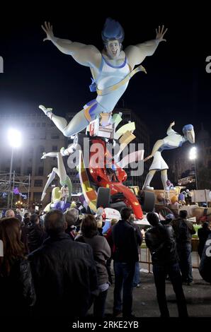 Bildnummer : 55043875 Datum : 17.03.2011 Copyright : imago/Xinhua (110318) -- VALENCE, 18 mars 2011 (Xinhua) -- Fallas sont présentées lors du festival annuel Fallas à Valence, Espagne, le 17 mars 2011. De gigantesques structures sculptées en carton et en bois qui dépeignent avec humour les événements actuels et les personnalités, ont été exposées dans les rues de Valence pendant le festival en mars et ont été incendiées le dernier jour. Le festival des Fallas honore le patron de la ville, Saint Joseph, et accueille le printemps. (Xinhua/Thierry Monasse) ESPAGNE-VALENCIA-FALLAS-FESTIVAL PUBLICATIONxNOTxINxCHN Gesellschaft Banque D'Images