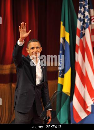 Bildnummer : 55048075 Datum : 21.03.2011 Copyright : imago/Xinhua (110321) -- RIO DE JANEIRO, 21 mars 2011 (Xinhua) -- le président américain Barack Obama salue le public après avoir prononcé un discours au Théâtre municipal dans le centre de Rio de Janeiro, Brésil, le 20 mars 2011. (Xinhua/Song Weiwei) BRÉSIL-RIO DE JANEIRO-LES ÉTATS-UNIS-PRÉSIDENT OBAMA-DISCOURS PUBLICATIONxNOTxINxCHN People Politik kbdig xcb xo0x 2011 hoch premiumd Bildnummer 55048075 Date 21 03 2011 Copyright Imago XINHUA Rio de Janeiro Mars 21 2011 XINHUA U S Président Barack Obama salue le public après avoir prononcé un discours en T. Banque D'Images