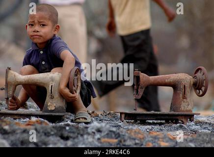 Bildnummer : 55049887 Datum : 20.03.2011 Copyright : imago/Xinhua (110322) -- TRIPURA, 22 mars 2011 (Xinhua) -- Un garçon du camp de réfugiés de Naisingpara cherche des restes utiles après l'incendie du camp de réfugiés, à environ 140 kilomètres d'Agartala, capitale de l'État du nord-est de Tripura en Inde, le 20 mars 2011. Au moins 16 personnes, pour la plupart des enfants, ont été tuées et d'autres ont été grièvement blessées dans l'incendie qui s'est déclaré dans le camp de réfugiés. (Xinhua/Stringer) (djj) INDIA-TRIPURA-REFUGEE CAMP-FIRE PUBLICATIONxNOTxINxCHN Gesellschaft Feuer Flüchtlingslager Großbrand premiumd kbdig xsp 2011 quer Banque D'Images