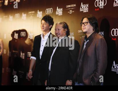 Bildnummer : 55049915 Datum : 21.03.2011 Copyright : imago/Xinhua (110322) -- HONG KONG, 22 mars 2011 (Xinhua) -- le chanteur Han Geng (à gauche) de Chine continentale, l'acteur Sammo Hung de Hong Kong du sud de la Chine (à droite) et le musicien Gao Xiaosong de Chine continentale posent pour des photos sur le tapis rouge avant les Asian film Awards à Hong Kong, le 21 mars 2011. (Xinhua/Duan Zhuoli) (Ly) CHINA-HONG KONG-ASIAN FILM AWARDS (CN) PUBLICATIONxNOTxINxCHN Kultur People film Preisverleihung premiumd kbdig xsp xo0x 2011 quer Bildnummer 55049915 Date 21 03 2011 Copyright Imago XINHUA Hong Kong Mars 22 2011 X Banque D'Images