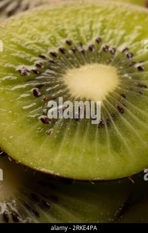 Micro gros plan de kiwi tranché et espace de copie Banque D'Images