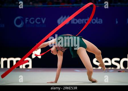 Valencia, Espagne. 24 août 2023. Wang Zilu, de Chine, participe à la qualification individuelle ruban aux 40e Championnats du monde de gymnastique rythmique FIG à Valence, Espagne, le 24 août 2023. Crédit : Pablo Morano/Xinhua/Alamy Live News Banque D'Images