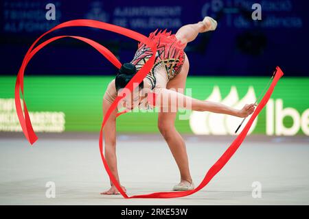 Valencia, Espagne. 24 août 2023. Zhao Yating, de Chine, participe à la qualification individuelle du ruban aux 40e Championnats du monde de gymnastique rythmique FIG à Valence, Espagne, le 24 août 2023. Crédit : Pablo Morano/Xinhua/Alamy Live News Banque D'Images