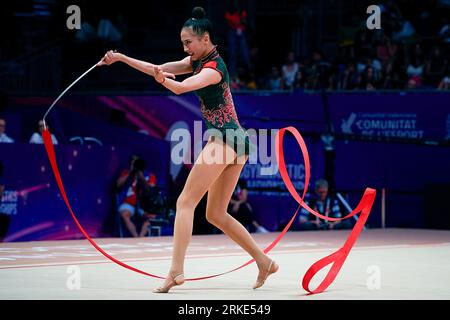 Valencia, Espagne. 24 août 2023. Wang Zilu, de Chine, participe à la qualification individuelle ruban aux 40e Championnats du monde de gymnastique rythmique FIG à Valence, Espagne, le 24 août 2023. Crédit : Pablo Morano/Xinhua/Alamy Live News Banque D'Images