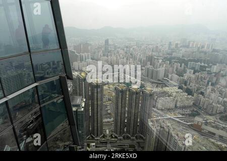 Bildnummer : 55056003 Datum : 23.03.2011 Copyright : imago/Xinhua HONG KONG, 23 mars 2011 (Xinhua) -- la photo prise le 23 mars 2011 montre la vue aérienne du district de Kowloon à Hong Kong depuis le bureau d'observation panoramique à 360 degrés lors d'un aperçu médiatique de Sky 100 à Hong Kong, dans le sud de la Chine. Le Sky 100 de 393 mètres de haut, qui se trouve au 100e étage de l'International Commerce Center (ICC), sera lancé le 17 avril. (Xinhua/Li Qiuchan)(xzj) CHINA-HONG KONG-PANORAMIC VIEW-SKY 100-PREVIEW (CN) PUBLICATIONxNOTxINxCHN Reisen Gesellschaft Hongkong ICC Fotostory Aussicht Aussichtsflattfo Banque D'Images