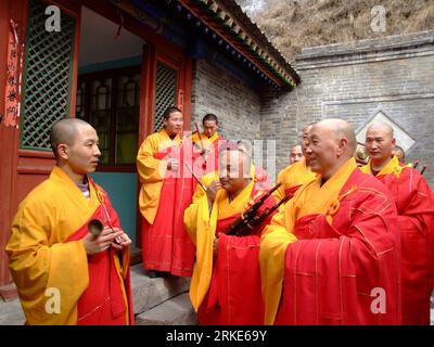 Bildnummer : 55057203 Datum : 23.03.2011 Copyright : imago/Xinhua (110324) -- YIZHOU, 24 mars 2011 (Xinhua) -- l'abbé Huiguang (R, Front), successeur de la musique bouddhiste de Wutaishan, instruit un moine au temple Nanshan à Wutaishan, l'une des quatre montagnes bouddhistes sacrées de Chine dans la province du Shanxi, le nord de la Chine, le 23 mars 2011. Originaire de l'Inde et florissante sous la dynastie Tang de la Chine, la musique bouddhiste de Wutaishan a été classée patrimoine culturel immatériel de l'État. (Xinhua/Jiao Jinqi) (Ly) CHINA-WUTAISHAN-BUDDHIST MUSIC (CN) PUBLICATIONxNOTxINxCHN Gesellschaft Buddhismus Land Leute Kultur kbdig xsk 2011 Banque D'Images