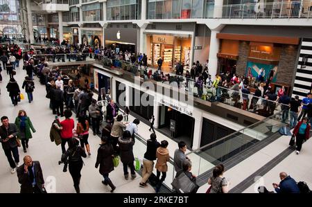 Bildnummer : 55081539 Datum : 25.03.2011 Copyright : imago/Xinhua (110326) -- TORONTO, 26 mars 2011 (Xinhua) -- les clients attendent la sortie de l'iPad 2 d'Apple à l'extérieur du magasin Apple du Centre Eaton de Toronto, Canada, le 25 mars 2011. Le nouvel iPad a été mis en vente au Canada vendredi. (Xinhua/Zou Zheng) (zcc) CANADA-TORONTO-IPAD 2 PUBLICATIONxNOTxINxCHN Wirtschaft AppleStore Apple Verkaufsstart Verkaufsbeginn kbdig xdp premiumd 2011 quer o0 i Pad2 pad glücklicher Andrang Bildnummer 55081539 Date 25 03 2011 Copyright Imago XINHUA Toronto Mars 26 2011 les clients attendent la sortie Banque D'Images