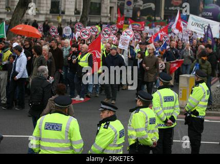 Bildnummer : 55091809 Datum : 26.03.2011 Copyright : imago/Xinhua (110326) -- LONDRES, 26 mars 2011 (Xinhua) -- des manifestants passent devant des policiers dans le centre de Londres, Grande-Bretagne, le 26 mars 2011. Des dizaines de milliers de personnes se sont rassemblées samedi dans le centre de Londres pour protester contre les coupes budgétaires du gouvernement et contre l intervention militaire en Libye. (Xinhua/Bimal Gautam) UK-LONDON-SPENDING CUTS-LIBYA-PROTEST PUBLICATIONxNOTxINxCHN Gesellschaft Politik Demo Protest kbdig xdp premiumd 2011 quer o0 Polizei Bildnummer 55091809 Date 26 03 2011 Copyright Imago XINHUA Londres Mars 26 2011 manifestants XINHUA Banque D'Images