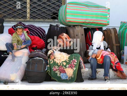 Bildnummer : 55114742 Datum : 28.03.2011 Copyright : imago/Xinhua (110328) -- TRIPOLI, 28 mars 2011 (Xinhua) -- des femmes et des enfants de la communauté syrienne attendent d'être évacués de Libye au port de Tripoli, Libye, le 28 mars 2011. Le Royaume-Uni, les États-Unis et la France ont commencé le 19 mars à lancer des frappes contre les troupes loyales à xGaddafix après que le Conseil de sécurité de l'ONU ait adopté une résolution pour imposer une zone d'exclusion aérienne au-dessus de la Libye et protéger les civils en Libye. (Xinhua/Hamza Turkia) (lmz) LIBYE-SYRIE-ÉVACUATION PUBLICATIONxNOTxINxCHN Politik Unruhen Aufstand Revolte Krieg Bürgerkrieg Flüchtlinge Banque D'Images