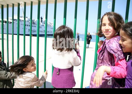 Bildnummer : 55114743 Datum : 28.03.2011 Copyright : imago/Xinhua (110328) -- TRIPOLI, 28 mars 2011(Xinhua) -- des enfants de la communauté syrienne attendent d'être évacués de Libye au port de Tripoli, Libye, 28 mars 2011. Le Royaume-Uni, les États-Unis et la France ont commencé le 19 mars à lancer des frappes contre les troupes loyales à xGaddafix après que le Conseil de sécurité de l'ONU ait adopté une résolution pour imposer une zone d'exclusion aérienne au-dessus de la Libye et protéger les civils en Libye. (Xinhua/Hamza Turkia) (lmz) LIBYE-SYRIE-ÉVACUATION PUBLICATIONxNOTxINxCHN Politik Unruhen Aufstand Revolte Krieg Bürgerkrieg Flüchtlinge Flucht pre Banque D'Images