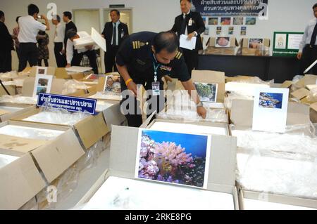 Bildnummer : 55127481 Datum : 29.03.2011 Copyright : imago/Xinhua (110329) -- BANGKOK, 29 mars 2011 (Xinhua) -- des fonctionnaires du Bureau des douanes de dédouanement des marchandises exposent des marchandises saisies à l'aéroport Suvarnabhumi de Bangkok, le 29 mars 2011. Mardi, les autorités douanières thaïlandaises ont confisqué 47 poissons de mer, 619 morceaux de corail pierreux et 253 morceaux de corail mou, évalués à 3 millions de baht (99 000 dollars américains), passés en contrebande d'Indonésie. (Xinhua/Rachen Sageamsak) (ybg) THAÏLANDE-INDONÉSIE-CONTREBANDE PUBLICATIONxNOTxINxCHN Gesellschaft Schmuggel Güter beschlagnahmte kbdig xsk 2011 quer o0 Zoll, Flughafen Bildn Banque D'Images