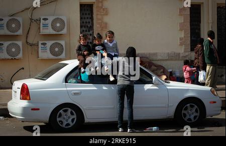 Bildnummer : 55129995 Datum : 29.03.2011 Copyright : imago/Xinhua (110329) -- SALLUM, 29 mars 2011 (Xinhua) -- des enfants libyens se reposent sur une voiture au poste frontière égyptien de Sallum, 29 mars 2011. Des milliers de réfugiés se sont rassemblés près de la frontière entre la Libye et l’Égypte pour fuir la violence en Libye et attendre l’aide des organisations internationales. (Xinhua/Cai Yang) (zyw) EYGPT-LIBYA-SALLUM-BORDER-REFUGEES PUBLICATIONxNOTxINxCHN Gesellschaft Politik Libyen Krieg Flüchtlinge Kriegsflüchtlinge Afrika Grenze EGY premiumd kbdig xsk 2011 quer o0 Bürgerkrieg Bildnummer 55129995 Date 29 0 Banque D'Images