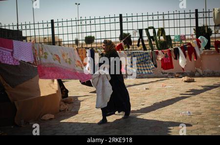 Bildnummer : 55129998 Datum : 29.03.2011 Copyright : imago/Xinhua (110329) -- SALLUM, 29 mars 2011 (Xinhua) -- une femme ramasse des vêtements dans un camp de réfugiés près de la frontière égyptienne de Sallum, le 29 mars 2011. Des milliers de réfugiés se sont rassemblés près de la frontière entre la Libye et l’Égypte pour fuir la violence en Libye et attendre l’aide des organisations internationales. (Xinhua/Cai Yang) (zyw) EYGPT-LIBYA-SALLUM-BORDER-REFUGEES PUBLICATIONxNOTxINxCHN Gesellschaft Politik Libyen Krieg Flüchtlinge Kriegsflüchtlinge Afrika Grenze EGY premiumd kbdig xsk 2011 quer o0 Bürgerkrieg Bildnummer 551 Banque D'Images