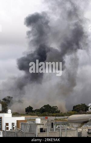 (110329) -- TRIPOLI, 29 mars 2011 (Xinhua) -- de fortes fumées s'élèvent au-dessus de la région de Tajoura, à environ 30 km à l'est de Tripoli, en Libye, après une frappe aérienne le 29 mars 2011. (Xinhua/Hamza Turkia) LIBYE-TAJOURA-FRAPPE AÉRIENNE PUBLICATIONxNOTxINxCHN 110329 Tripoli Mars 29 2011 XINHUA fumée lourde au-dessus de la zone de Tajoura à environ 30 km à l'est de Tripoli Libye après une frappe aérienne LE 29 2011 mars XINHUA Hamza Turkia Libye Tajoura frappe aérienne PUBLICATIONxNOTxINxCHN Banque D'Images