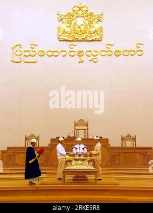 Bildnummer : 55146207 Datum : 30.03.2011 Copyright : imago/Xinhua (110330) -- NAY PYI TAW, 30 mars 2011 (Xinhua) -- le président élu du Myanmar, U Thein sein, et deux vice-présidents, U Tin Aung Myint Oo et le Dr Sai Mauk Kham, prêtent serment à Nay Pyi Taw, le 30 mars 2011. La cérémonie de prestation de serment a eu lieu en même temps que la dissolution du Conseil d'État pour la paix et le développement (SPDC) de la junte au pouvoir et le transfert du pouvoir au nouveau gouvernement, a annoncé le président du SPDC, le général Than Shwe, à la télévision d'État. (Xinhua/MNA) (zx) MYANMAR-PRÉSIDENT-PRESTATION DE SERMENT EN PUBLICATIONxNOTxINxCHN Politik People Verei Banque D'Images