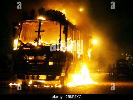 Bildnummer : 55155942 Datum : 30.03.2011 Copyright : imago/Xinhua (110330) -- KARACHI, 30 mars 2011 (Xinhua) -- Un autobus de passagers en feu est vu sur une route dans la ville portuaire de Karachi, au sud du Pakistan, le 30 mars 2011. Le bus a été incendié par des fans de cricket en colère après que l'Inde ait battu le Pakistan en demi-finale de la coupe du monde de cricket ICC. (Xinhua/Arshad) (wjd) PAKISTAN-KARACHI-PROTEST-CRICKET PUBLICATIONxNOTxINxCHN Gesellschaft Politik Terror Anschlag bombe Bombenanschlag kbdig xcb 2011 quer premiumd o0 Feuer, Brand, Flammen, Nacht Bildnummer 55155942 Date 30 03 2011 Copyright o Banque D'Images