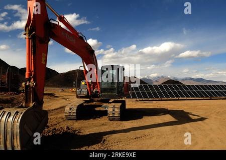 Bildnummer : 55146244 Datum : 30.03.2011 Copyright : imago/Xinhua (110330) -- XIGAZE, 30 mars 2011 (Xinhua) -- une photo prise le 30 mars 2011 montre le chantier de construction d'une centrale solaire de 10 MV dans la préfecture de Xigaze, dans la région autonome du Tibet du sud-ouest de la Chine. La centrale solaire sous-construite de 10 MV, la plus grande centrale solaire en capacité du plateau Qinghai-Tibet, est sponsorisée par la province du Shandong de l est de la Chine, avec un investissement total de 800 millions de yuans (environ 121,2 millions de dollars). La centrale électrique sera mise en service avant mai avec la production annuelle de toppi électrique Banque D'Images