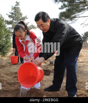 Bildnummer : 55198076 Datum : 02.04.2011 Copyright : imago/Xinhua (110402) -- BEIJING, 2 avril 2011 (Xinhua) -- le président chinois Hu Jintao (R) arrose un arbre nouvellement planté avec un jeune étudiant lors d'une plantation d'arbres à Beijing, capitale de la Chine, le 2 avril 2011. Les dirigeants chinois de l'Etat et du Parti Hu Jintao, Wu Bangguo, Wen Jiabao, Jia Qinglin, Li Changchun, Xi Jinping, Li Keqiang, He Guoqiang et Zhou Yongkang se sont joints aux résidents de Pékin lors d un événement de plantation d arbres samedi pour marquer le 30e anniversaire de la campagne de plantation d arbres volontaire du pays. (Xinhua/Li Xueren)(xzj) CHINE- Banque D'Images