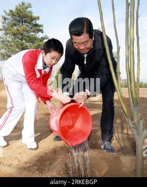 Bildnummer : 55198080 Datum : 02.04.2011 Copyright : imago/Xinhua (110402) -- PÉKIN, 2 avril 2011 (Xinhua) -- Jia Qinglin (à droite), président du Comité national de la Conférence consultative politique du peuple chinois (CCPPC), arrose un arbre nouvellement planté avec un jeune étudiant lors d'un événement de plantation d'arbres à Beijing, capitale de la Chine, le 2 avril 2011. Les dirigeants chinois de l'Etat et du Parti Hu Jintao, Wu Bangguo, Wen Jiabao, Jia Qinglin, Li Changchun, Xi Jinping, Li Keqiang, He Guoqiang et Zhou Yongkang se sont joints aux résidents de Pékin pour une plantation d’arbres samedi pour marquer le 30e anniversaire Banque D'Images
