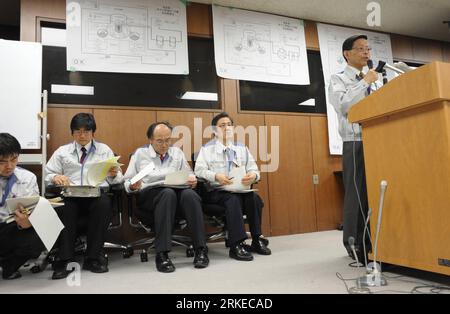 Bildnummer : 55222000 Datum : 04.04.2011 Copyright : imago/Xinhua (110404) -- TOKYO, 4 avril 2011 (Xinhua) -- Hidehiko Nishiyama (1e R), porte-parole de l'Agence de sûreté nucléaire et industrielle, prend la parole lors d'une conférence de presse tenue à Tokyo, Japon, le 4 avril 2011. L’opérateur de la centrale nucléaire n°1 de Fukushima a déclaré lundi qu’il prévoyait de déverser de l’eau contaminée dans le Pacifique, dans le but d’accélérer les travaux pour faire face à la crise dans le complexe perturbé. La quantité totale d'eau contenant des matières radioactives qui devait être libérée serait de 11 500 tonnes, le Tokyo Electric Pow Banque D'Images