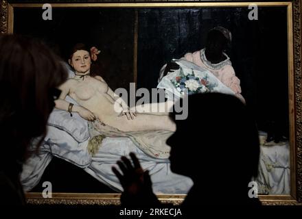 Bildnummer : 55225848 Datum : 04.04.2011 Copyright : imago/Xinhua (110404) -- PARIS, 4 avril 2011 (Xinhua) -- visitez le tableau Olympia, 1863 du peintre français Edouard Manet (1832-1883) lors de la journée des médias à l'exposition Manet, l'homme qui a inventé la modernité au Musée d'Orsay à Paris, France, 4 avril 2011. L’exposition se tiendra du 5 avril au 3 juillet 2011. (Xinhua/Gao Jing) (zw) FRANCE-PARIS-EDOUARD MANET-EXHIBITION PUBLICATIONxNOTxINxCHN Gesellschaft Ausstellung kbdig xcb xo0x 2011 quer Bildnummer 55225848 Date 04 04 2011 Copyright Imago XINHUA Paris avril 4 2011 XINHUA V. Banque D'Images