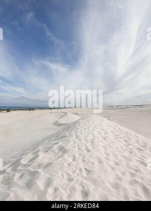 Dunes de sable blanc de la réserve naturelle de Nilgen située à Lancelin, Australie occidentale Banque D'Images