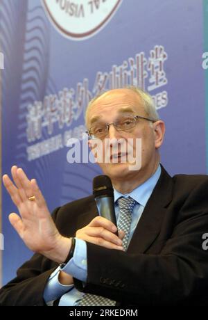 Bildnummer : 55244018 Datum : 07.04.2011 Copyright : imago/Xinhua (110407) -- PÉKIN, 7 avril 2011 (Xinhua) -- Leszek Borysiewicz, vice-chancelier de l'Université de Cambridge, prononce un discours intitulé l'esprit de découverte à l'Université Tsinghua, à Pékin, capitale de la Chine, le 7 avril 2011. (Xinhua/Zhao Wanwei)(xzj) CHINE-BEIJING-UNIVERSITÉ TSINGHUA-LESZEK BORYSIEWICZ-CONFÉRENCE (CN) PUBLICATIONxNOTxINxCHN personnes Kultur kbdig xo0x xsk 2011 hoch Bildnummer 55244018 Date 07 04 2011 Copyright Imago XINHUA Beijing avril 7 2011 XINHUA Leszek Borysiewicz Vice-chancelier de l'Université de Banque D'Images