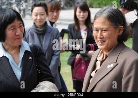 110407 -- BEIJING, 7 avril 2011 Xinhua -- visite de la princesse thaïlandaise Maha Chakri Sirindhorn R, front interagit avec des gens à l'Université de Pékin à Beijing, capitale de la Chine, le 7 avril 2011. Xinhua/Tang Ping cxy CHINE-PÉKIN-UNIVERSITÉ DE PÉKIN-SIRINDHORN-VISITE CN PUBLICATIONxNOTxINxCHN Banque D'Images