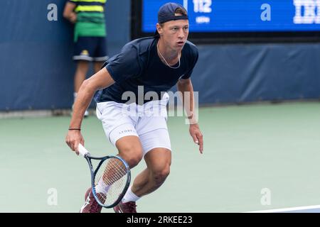 New York, États-Unis. 24 août 2023. Aidan Mayo des États-Unis revient au ballon lors du match de 2e tour contre Giovanni Mpetshi Perricard de France de se qualifier pour les US Open Championships au Billy Jean King tennis Center à New York. Mayo a gagné en trois sets. (Photo de Lev Radin/Pacific Press) crédit : Pacific Press Media production Corp./Alamy Live News Banque D'Images