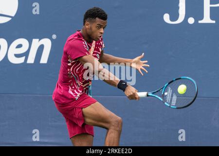 New York, États-Unis. 24 août 2023. Giovanni Mpetshi Perricard de France revient au ballon lors du match de 2e tour contre Aidan Mayo des États-Unis de qualification pour les US Open Championships au Billy Jean King tennis Center à New York. Mayo a gagné en trois sets. (Photo de Lev Radin/Pacific Press) crédit : Pacific Press Media production Corp./Alamy Live News Banque D'Images