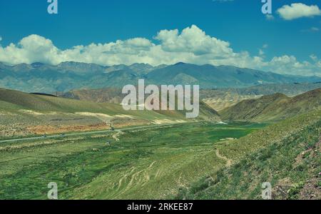 La route vers la ville de Naryn dans l'ouest du Kirghizistan Banque D'Images