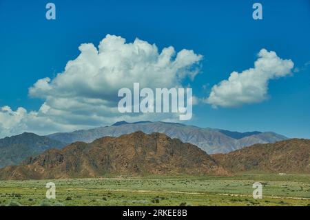 La route vers la ville de Naryn dans l'ouest du Kirghizistan Banque D'Images