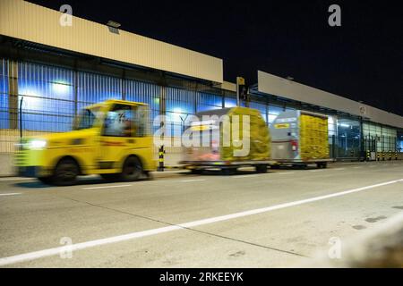 Zaventem, Belgique. 24 août 2023. L'illustration montre le hub de la société logistique DHL à Brussels Airport, jeudi 24 août 2023 à Zaventem. DHL invite les journalistes à une visite guidée pour souligner que les vols de nuit sont essentiels dans leur fonctionnement quotidien, malgré les plaintes pour pollution sonore. BELGA PHOTO HATIM KAGHAT crédit : Belga News Agency/Alamy Live News Banque D'Images