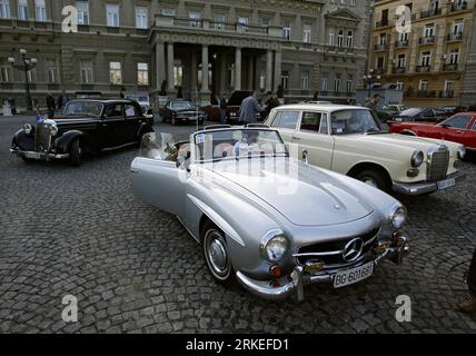 Bildnummer : 55249314 Datum : 09.04.2011 Copyright : imago/Xinhua (110409) -- BELGRADE, 9 avril 2011 (Xinhua) -- Un roadster Mercedes-Benz 190SL produit vers 1955-1963 est vu à l'exposition annuelle de voitures anciennes devant la mairie de Belgrade à Belgade, Serbie, le 9 avril 2011. (Xinhua) (zw) SERBIE-BELGRADE-VINTAGE CAR EXHIBITION PUBLICATIONxNOTxINxCHN Gesellschaft Auto Oldtimer Belgrad kbdig xng 2011 quer o0 Objekte, Cabrio Bildnummer 55249314 Date 09 04 2011 Copyright Imago XINHUA Belgrade avril 9 2011 XINHUA une Mercedes Benz 190SL Roadster produite vers 1955 1963 EST Lakes AT Banque D'Images