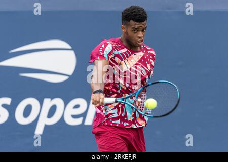 New York, New York, États-Unis. 24 août 2023. Giovanni Mpetshi Perricard de France revient au ballon lors du match de 2e tour contre Aidan Mayo des États-Unis de qualification pour les US Open Championships au Billy Jean King tennis Center à New York. Mayo a gagné en trois sets. (Image de crédit : © Lev Radin/Pacific Press via ZUMA Press Wire) USAGE ÉDITORIAL SEULEMENT! Non destiné à UN USAGE commercial ! Banque D'Images