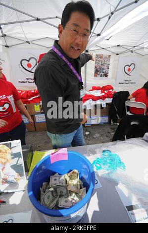 Bildnummer : 55250297 Datum : 09.04.2011 Copyright : imago/Xinhua SAN FRANCISCO, 10 avril 2011 (Xinhua) -- Organisateur du Cherry Blossom Festival lance un appel à donations lors du 44e Festival Northern California Cherry Blossom à San Francisco, Japantown, États-Unis, le 9 avril 2011. Le festival Cherry Blossom a ouvert ses portes samedi, qui comprenait une collecte de fonds spéciale pour les deux catastrophes du tremblement de terre catastrophique et du tsunami qui a suivi au Japon le 11 mars. (Xinhua/Liu Yilin)(djj) U.S.-SAN FRANCISCO-CHERRY BLOSSOM FESTIVAL-JAPAN-DONATION PUBLICATIONxNOTxINxCHN Gesellschaft Spenden Banque D'Images