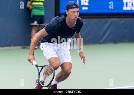 New York, New York, États-Unis. 24 août 2023. Aidan Mayo des États-Unis revient au ballon lors du match de 2e tour contre Giovanni Mpetshi Perricard de France de se qualifier pour les US Open Championships au Billy Jean King tennis Center à New York. Mayo a gagné en trois sets. (Image de crédit : © Lev Radin/Pacific Press via ZUMA Press Wire) USAGE ÉDITORIAL SEULEMENT! Non destiné à UN USAGE commercial ! Banque D'Images