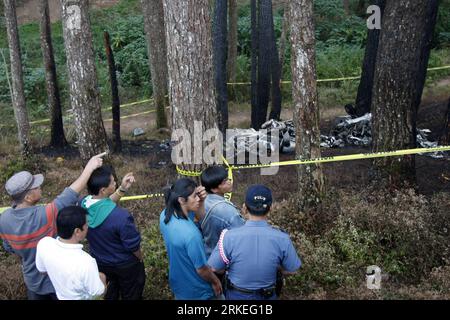 Bildnummer : 55250604 Datum : 10.04.2011 Copyright : imago/Xinhua MANILLE, 10 avril 2011 (Xinhua) -- stand sur le site de l'accident d'avion à l'intérieur de la forêt de pins de Camp John Hay, Baguio City, nord des Philippines, le 10 avril 2011. Deux passagers ont été confirmés tués tandis que les quatre autres ont été grièvement blessés lorsque leur avion privé affrété s'est écrasé ici dimanche vers 3:00 heures (heure locale), a déclaré la police. (Xinhua/Roel Zaragoza) (lr) PHILIPPINES-BAGUIO-AIR CRASH PUBLICATIONxNOTxINxCHN Gesellschaft Flugzeug Unglück Flugzeugunglück premiumd kbdig xsk 2011 quer o0 Absturzstelle Wrack Absperrung B. Banque D'Images