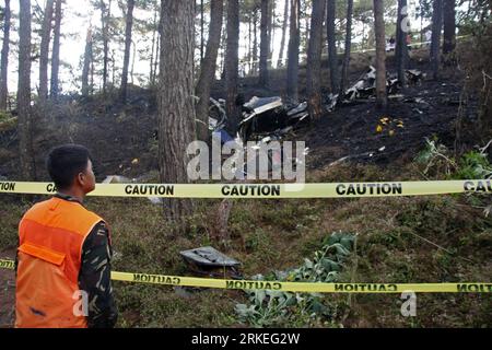 Bildnummer : 55250602 Datum : 10.04.2011 Copyright : imago/Xinhua MANILLE, 10 avril 2011 (Xinhua) -- Un sauveteur regarde le site de l'accident aérien à l'intérieur de la forêt de pins de Camp John Hay, Baguio City, nord des Philippines, le 10 avril 2011. Deux passagers ont été confirmés tués tandis que les quatre autres ont été grièvement blessés lorsque leur avion privé affrété s'est écrasé ici dimanche vers 3:00 heures (heure locale), a déclaré la police. (Xinhua/Roel Zaragoza) (lr) PHILIPPINES-BAGUIO-AIR CRASH PUBLICATIONxNOTxINxCHN Gesellschaft Flugzeug Unglück Flugzeugunglück premiumd kbdig xsk 2011 quer o0 Absturzstelle Wrack Abspe Banque D'Images