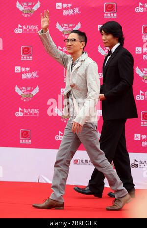 Bildnummer : 55254115 Datum : 11.04.2011 Copyright : imago/Xinhua (110411) -- GONGGUAN, 11 avril 2011 (Xinhua) -- l'acteur de Hong Kong Nick Cheung (L) fait signe au public en marchant sur le tapis rouge lors d'une cérémonie de remise des prix de la musique à Dongguan, dans la province du Guangdong du sud de la Chine, le 11 avril 2011. La 11e édition des Top Chinese Music Chart Awards s’est ouverte lundi à Dongguan. (Xinhua/Chen Fan) (llp) #CHINA-DONGGUAN-MUSIC AWARDS (CN) PUBLICATIONxNOTxINxCHN Entertainment Musik People xo0x kbdig xub 2011 hoch Bildnummer 55254115 Date 11 04 2011 Copyright Imago XINHUA avril 11 2011 XINHUA Hong Ko Banque D'Images