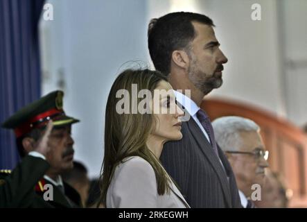 Bildnummer : 55255937 Datum : 12.04.2011 Copyright : imago/Xinhua (110412)-- CISJORDANIE, 12 AVRIL 2011 (Xinhua) -- le prince héritier espagnol Felipe de Borbon (C) et la princesse Letizia passent en revue les gardes d'honneur à leur arrivée pour rencontrer le président palestinien Mahmoud Abbas (R) dans la ville de Ramallah en Cisjordanie, le 12 avril 2011. Felipe et son épouse la princesse Letizia étaient en courte visite dans la région. (Xinhua/Fadi Arouri) MIDEAST-WEST BANK-SPAIN-CROWN-PRINCE-FELIPE PUBLICATIONxNOTxINxCHN Entertainment People Adel Königshaus ESP kbdig xkg 2011 quer o0 Frau, Ehefrau, Familie Bildnummer 55255937 Da Banque D'Images