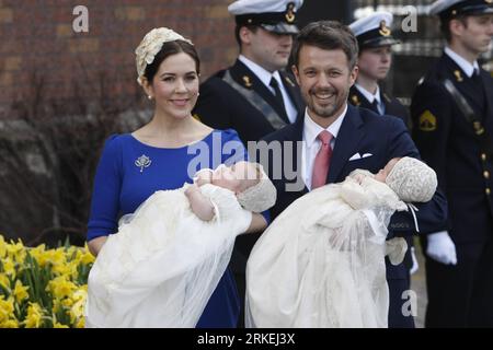 Bildnummer : 55263543 Datum : 14.04.2011 Copyright : imago/Xinhua (110414) -- COPENHAGUE, 14 avril 2011 (Xinhua) -- le Prince héritier Frederik de Danemark et son épouse la Princesse héritière Marie saluent les invités et les médias lors du baptême de leurs enfants jumeaux, Vincent et Joséphine, devant l'église Holmens du 16e siècle dans la capitale danoise Copenhague le 14 avril 2011. (Xinhua/Devapriyo Das) DANEMARK-PRINCE FREDERIK-JUMEAUX BÉBÉS-BAPTÊME PUBLICATIONxNOTxINxCHN Entertainment Gesellschaft People Adel Dänemark Königshaus Taufe Kinder Familie Zwillinge kbdig xub 2011 quer Highlight premiumd o0 Familie, F Banque D'Images